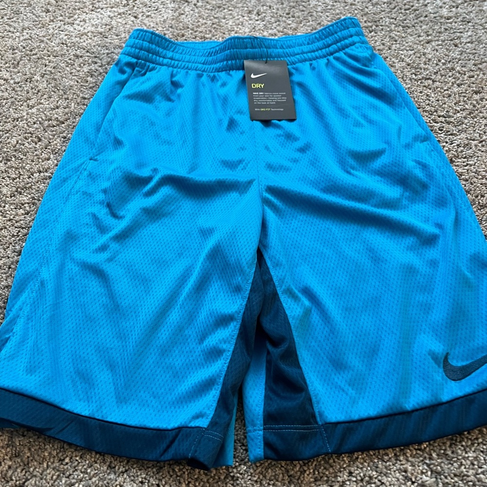 Boys Nike basketball shorts. Size XL NWT